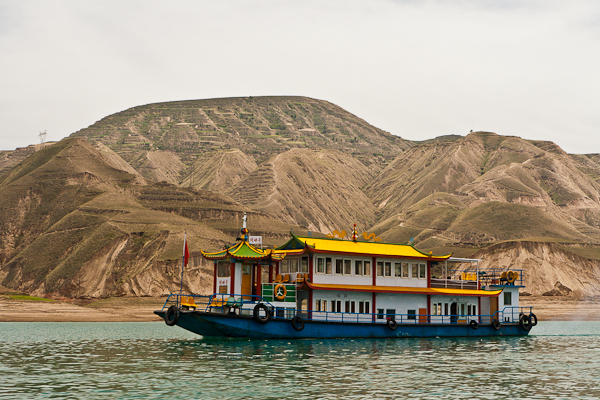 Ferry on the Liujiaxia Reservoir (Gansu)