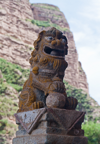 Stone lion sculpture at Binglingsi (Yellow River, Gansu)