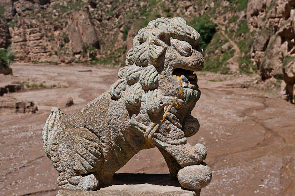 Stone lion sculpture at Binglingsi (Yellow River, Gansu)