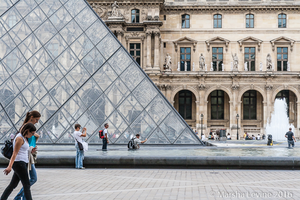 Muse du Louvre courtyard, Paris